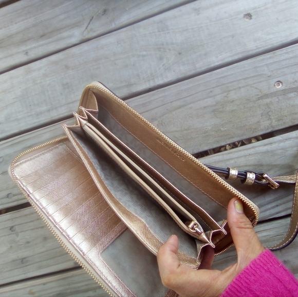 Michael Kors Metallic Rose Gold Cross Body Zip Around Wallet Purse - Picture 5 of 14